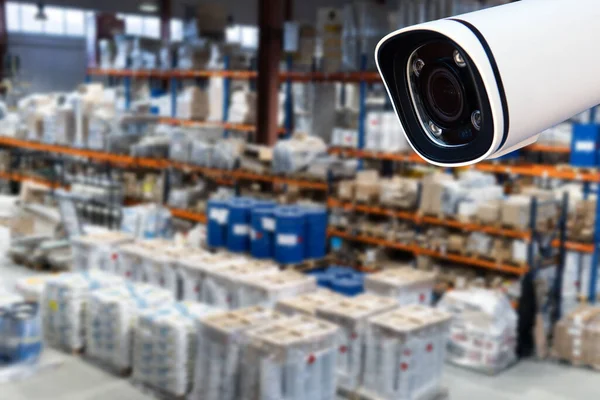 Güvenlik kamerası depoda çalışıyor. Kırık bir arkaplanda.