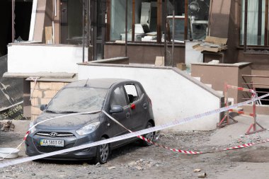 KYIV, UKRAINE - Nisan. 29, 2022: Ukrayna 'ya karşı Rusya Savaşı. Ukrayna 'nın başkenti Kyiv' e yapılan Rus roket saldırısının ardından hasar gören sivil bir binanın görüntüsü