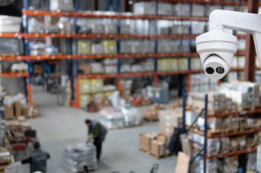 Modern bir depo kompleksinin arka planına karşı kapalı devre kamera çok açılı CCCTV sistemi. Malların korunması kavramı.
