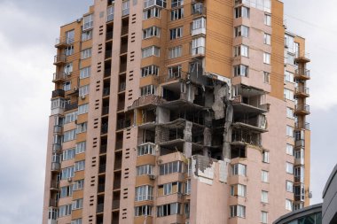 Kyiv, Ukrayna - 29 Nisan 2022 Ukrayna savaşı. Ukrayna 'nın başkenti Kyiv' de bir Rus roketinin çarptığı yıkılmış bir yerleşim yeri..