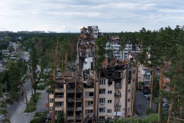 Irpin, Bucha, Dmitrivka. Rus ordusunun Kyiv 'in banliyölerindeki vahşeti. Irpin. Rus tankları tarafından yok edilen sivillerin evleri. Rusya 'nın Ukrayna' ya karşı savaşı. KYIV REGION, UKRAINE. Drone fotoğrafı