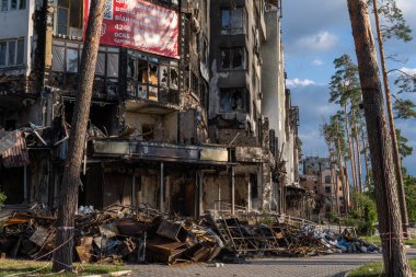 Bombardımandan sonra çok katlı binaların yıkıntıları. Patlamalardan dolayı yanmış evler. Ev bombalar ve uçaklardan hasar gördü. Rusya ve Ukrayna arasındaki savaş, Irpin-Bucha, 10 Nisan 2022