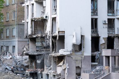 KYIV, UKRAINE - Nisan. 29, 2022: Ukrayna 'ya karşı Rusya Savaşı. Ukrayna 'nın başkenti Kyiv' e yapılan Rus roket saldırısının ardından hasar gören sivil bir binanın görüntüsü