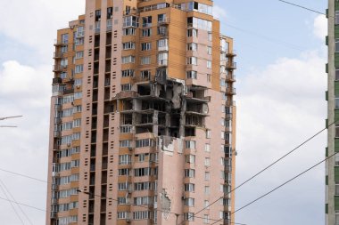 Kyiv, Ukrayna - 29 Nisan 2022 Ukrayna savaşı. Ukrayna 'nın başkenti Kyiv' de bir Rus roketinin çarptığı yıkılmış bir yerleşim yeri..