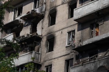 Bombardımandan sonra çok katlı binaların yıkıntıları. Patlamalardan dolayı yanmış evler. Ev bombalar ve uçaklardan hasar gördü. Rusya ve Ukrayna arasındaki savaş, Irpin-Bucha, 10 Nisan 2022