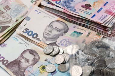 yığın izole arka planda farklı Ukraynalı hryvnia.