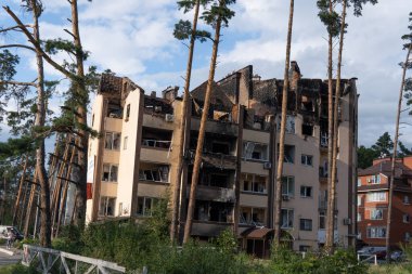 IRPIN, Kyiv REGION UKRAINE - 25.04.2022: sivillerin evleri yıkıldı. Rusya 'nın Ukrayna' ya karşı savaşı