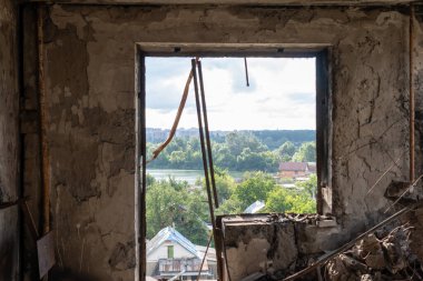 Irpin Ukrayna 2022: Hava saldırısından sonra yıkılan daireler. İçeriden. Rusya 'nın Ukrayna' ya karşı savaşı sırasında harabeler. Yüksek kalite fotoğraf