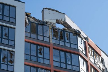 Bombardımandan sonra çok katlı binaların yıkıntıları. Patlamalardan dolayı yanmış evler. Ev bombalar ve uçaklardan hasar gördü. Rusya ve Ukrayna arasındaki savaş, Irpin-Bucha, 10 Nisan 2022