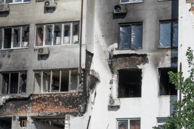 Bombardımandan sonra çok katlı binaların yıkıntıları. Patlamalardan dolayı yanmış evler. Ev bombalar ve uçaklardan hasar gördü. Rusya ve Ukrayna arasındaki savaş, Irpin-Bucha, 10 Nisan 2022