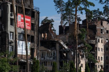 Bombardımandan sonra çok katlı binaların yıkıntıları. Patlamalardan dolayı yanmış evler. Ev bombalar ve uçaklardan hasar gördü. Rusya ve Ukrayna arasındaki savaş, Irpin-Bucha, 10 Nisan 2022