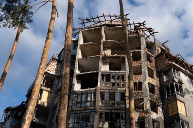 Bombardımandan sonra çok katlı binaların yıkıntıları. Patlamalardan dolayı yanmış evler. Ev bombalar ve uçaklardan hasar gördü. Rusya ve Ukrayna arasındaki savaş, Irpin-Bucha, 10 Nisan 2022