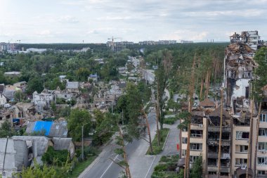 Irpin, Bucha, Dmitrivka. Rus ordusunun Kyiv 'in banliyölerindeki vahşeti. Irpin. Rus tankları tarafından yok edilen sivillerin evleri. Rusya 'nın Ukrayna' ya karşı savaşı. KYIV REGION, UKRAINE. Drone fotoğrafı