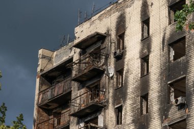 Bombardımandan sonra çok katlı binaların yıkıntıları. Patlamalardan dolayı yanmış evler. Ev bombalar ve uçaklardan hasar gördü. Rusya ve Ukrayna arasındaki savaş, Irpin-Bucha, 10 Nisan 2022