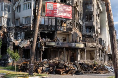 Bombardımandan sonra çok katlı binaların yıkıntıları. Patlamalardan dolayı yanmış evler. Ev bombalar ve uçaklardan hasar gördü. Rusya ve Ukrayna arasındaki savaş, Irpin-Bucha, 10 Nisan 2022