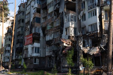 Bombardımandan sonra çok katlı binaların yıkıntıları. Patlamalardan dolayı yanmış evler. Ev bombalar ve uçaklardan hasar gördü. Rusya ve Ukrayna arasındaki savaş, Irpin-Bucha, 10 Nisan 2022