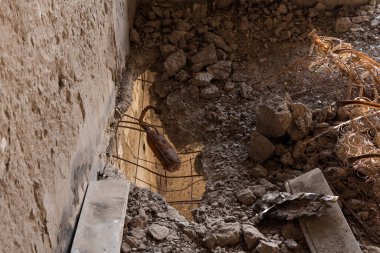 Irpin Ukrayna 2022: Hava saldırısından sonra yıkılan daireler. İçeriden. Rusya 'nın Ukrayna' ya karşı savaşı sırasında harabeler. Yüksek kalite fotoğraf