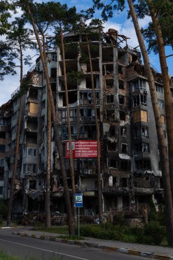 Bombardımandan sonra çok katlı binaların yıkıntıları. Patlamalardan dolayı yanmış evler. Ev bombalar ve uçaklardan hasar gördü. Rusya ve Ukrayna arasındaki savaş, Irpin-Bucha, 10 Nisan 2022