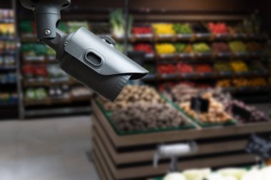 Alışveriş merkezinin arka planında güvenlik kamerası var..