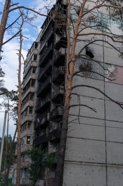 IRPIN, Kyiv REGION UKRAINE - 25.04.2022: sivillerin evleri yıkıldı. Rusya 'nın Ukrayna' ya karşı savaşı