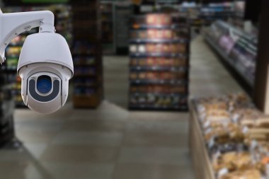 CCTV sistem güvenliği ve süpermarketin iç kısmının bulanık odaklı arka planı.
