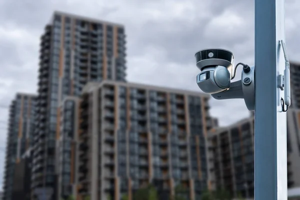 Panoramisch Uitzicht Cctv Bewakingscamera Met Wazig Appartement Gebouw Achtergrond Met — Stockfoto