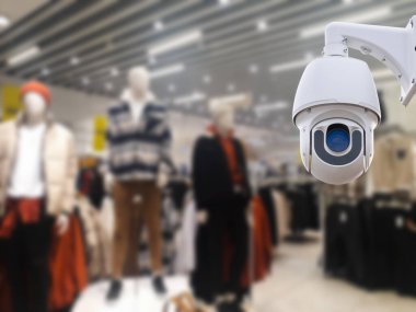 Arka planda güvenlik kamerası mağazası var..