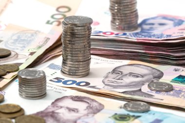 yığın izole arka planda farklı Ukraynalı hryvnia.