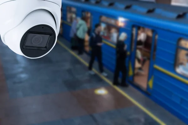 Metro istasyonunda güvenlik kamerası var. Yeraltı tren istasyonunda..