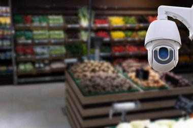 Alışveriş merkezinin arka planında güvenlik kamerası var..