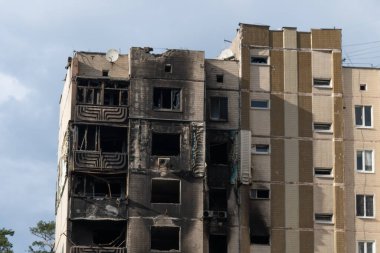 Bombardımandan sonra çok katlı binaların yıkıntıları. Patlamalardan dolayı yanmış evler. Ev bombalar ve uçaklardan hasar gördü. Rusya ve Ukrayna arasındaki savaş, Irpin-Bucha, 10 Nisan 2022