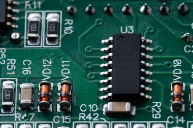 Çipler gibi elektronik bileşenleri olan elektronik devre kartı kapanıyor.