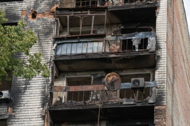 Bombardımandan sonra çok katlı binaların yıkıntıları. Patlamalardan dolayı yanmış evler. Ev bombalar ve uçaklardan hasar gördü. Rusya ve Ukrayna arasındaki savaş, Irpin-Bucha, 10 Nisan 2022