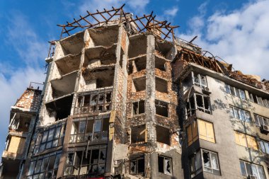 Bombardımandan sonra çok katlı binaların yıkıntıları. Patlamalardan dolayı yanmış evler. Ev bombalar ve uçaklardan hasar gördü. Rusya ve Ukrayna arasındaki savaş, Irpin-Bucha, 10 Nisan 2022