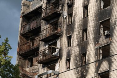 Bombardımandan sonra çok katlı binaların yıkıntıları. Patlamalardan dolayı yanmış evler. Ev bombalar ve uçaklardan hasar gördü. Rusya ve Ukrayna arasındaki savaş, Irpin-Bucha, 10 Nisan 2022