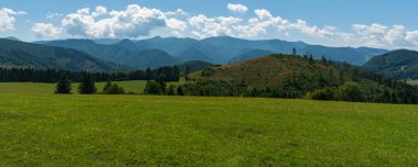 Mala Fatra dağları Slovakya 'nın Lutise köyünün yukarısındaki Zlien tepesinden güzel yaz günü boyunca uzanır.