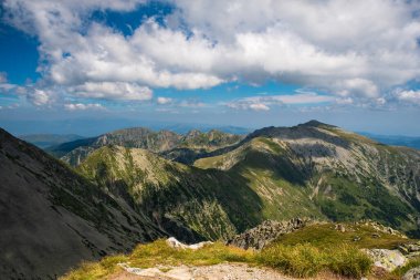 Romanya 'daki Retezat dağları - Güzel yaz gününde Varful Peleaga dağlarının zirvesinden manzara