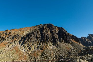 Strbsky, Slovakya 'daki Vysoke Tatry dağlarındaki Mlynicka dolina vadisinde Capie pleso gölünün zirvesine dikildi.
