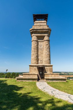 Almanya 'nın Markneukirchen kasabasının üzerinde Çek Cumhuriyeti sınırlarına yakın tarihi Bismarcksaule manzara kulesi