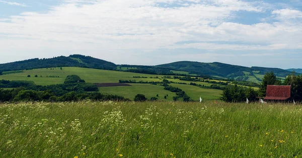 Springtime Bile Karpaty Bergen Boven Nedasova Lhota Dorp Tsjechisch Slovaakse — Stockfoto