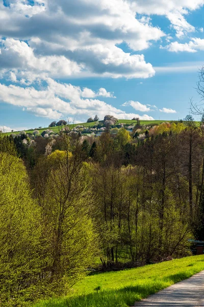 Wiosna Bile Karpaty Góry Pobliżu Wsi Tizkova Czechach Drogi Wzgórze — Zdjęcie stockowe