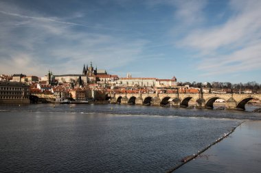 Vltava nehri, Karluv köprüsü, Prazsky Hrad kalesi ve Çek Cumhuriyeti 'ndeki birçok tarihi bina ile muhteşem Praha şehir manzarası.