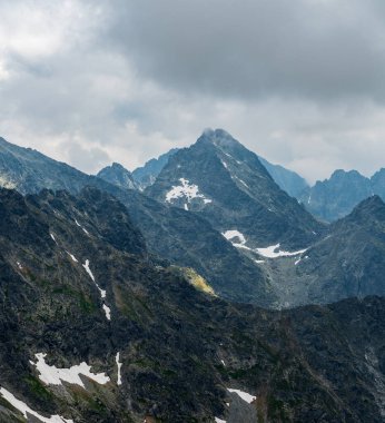 Vysoka ve Koprovsky 'nin çevresindeki birkaç tepe Slovakya' daki Vysoke Tatry dağlarında dağ zirvesi diktiler