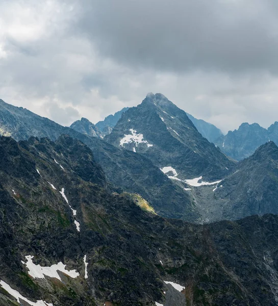 スロバキアのヴィソク タトリー山のコプロフスキー山の頂上からヴィソカや他のいくつかのピーク — ストック写真