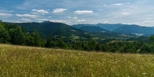 斯洛伐克Terchova村上空Holesova Skala山背景下Kysucka Vrchovina和Krivanska Mala Fatra山的高山 — 图库照片
