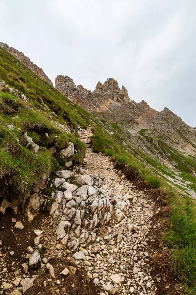 Grupo Montaña Latemar Con Prado Sttep Sendero Senderismo Picos Rocosos — Foto de Stock