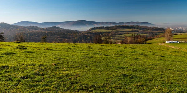 Trinecke Zelezarny Fabrik Och Moravskoslezske Beskydy Berg Med Javorovy Kulle — Stockfoto