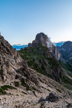 Rosengartenspitze ve Kesselkogel dağ zirveleri Passo delle Coronelle dağlarından sabah erken saatlerde İtalya 'daki Dolomites dağlarında mavi gökyüzü ve az sayıda bulutla geçmektedir.