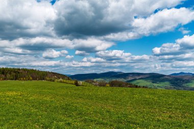 Çek Cumhuriyeti 'nde Brumov-Bylnice tepeleri üzerinde çayır ve orman karışımı tepeler ile Bile Karpaty dağlarının güzel bahar zamanı manzarası