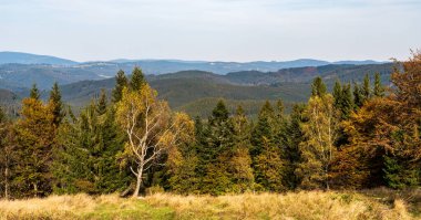 Sonbahar Moravskoslezske Beskydy dağları Çeçenistan 'daki Beskyd tepesinden - Slovakya sınırları çayır, renkli ağaçlar, tepeler ve mavi gökyüzü